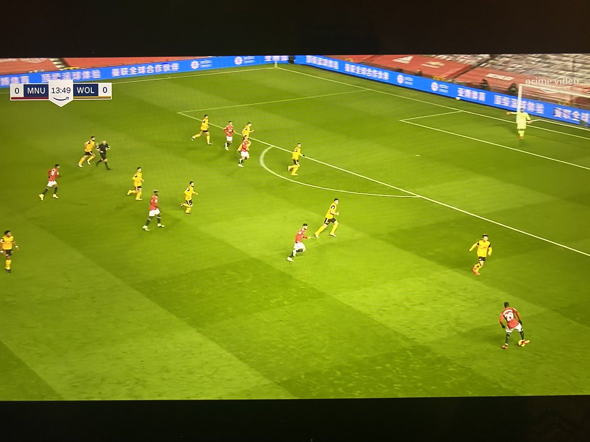 Reluctance to run into space:• Rashford switches play & AWB finds himself 2v2 (W/Bruno)• He plays a pass into Bruno who has a great opportunity to thread the ball between CB/LWB if AWB makes a run in behind• Instead, AWB stops his run and occupies a position of small value
