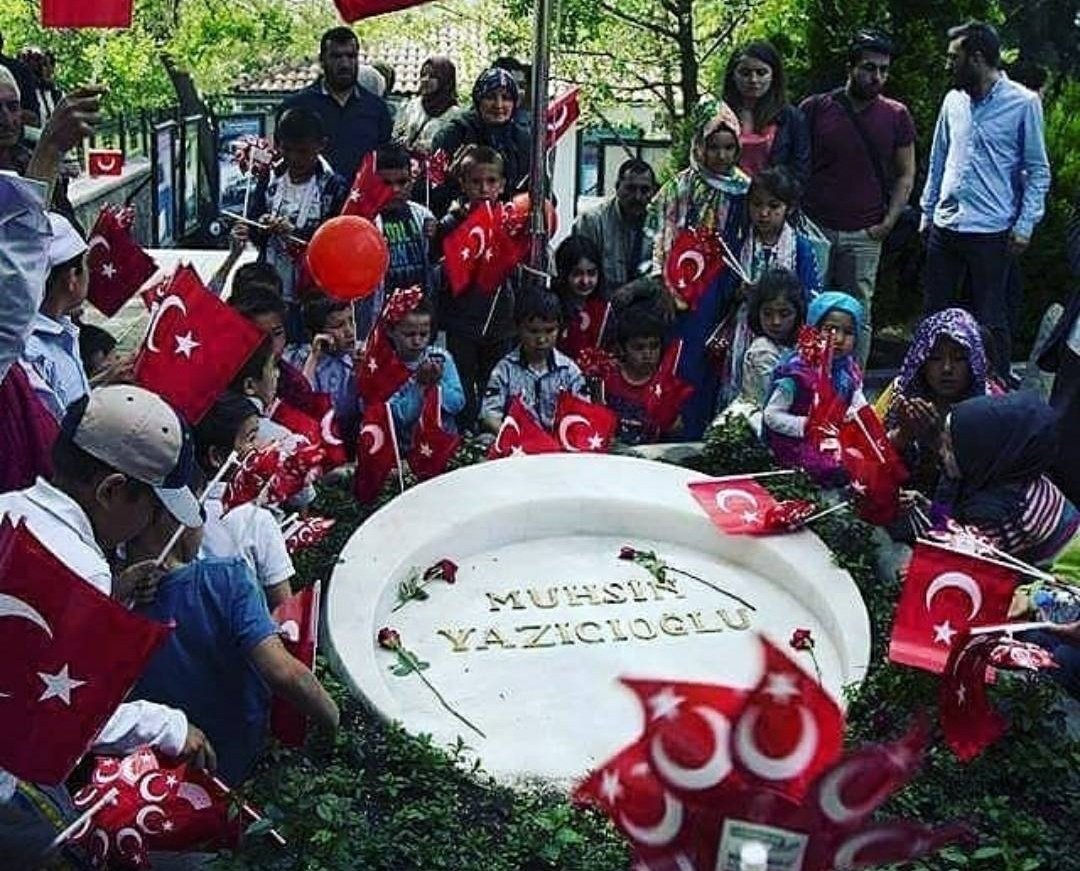 Her Ankara'ya geldiğimizde annemle mutlaka yanına uğrar halini hattını sorar,dergah önünde lokum dağıtır,yasin-i şerif okuyup yaşlı gözlerle yanından ayrılırdık.Bu sene yeni alperenler yetiştirmek için uzaklarda olduğumdan gelemedim Reis affet... #MuhsinBaşkan66Yaşında
