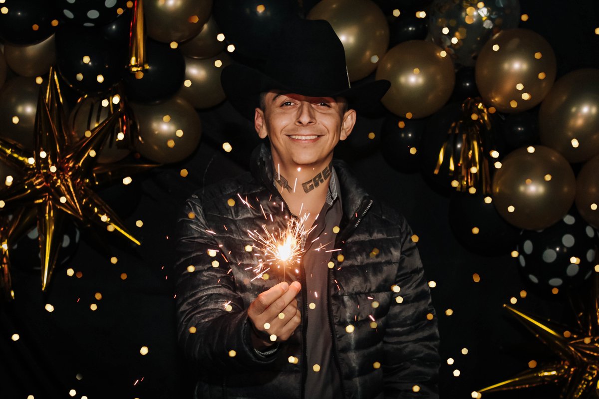 Sercamusic's tweet photo. ¿Cuál es tu propósito para este 2021? 👇 #ElVerdeMx te desea una gran noche hoy y un excelente #AñoNuevo. 😉 #SercaMusic https://t.co/5yCxn6apmC