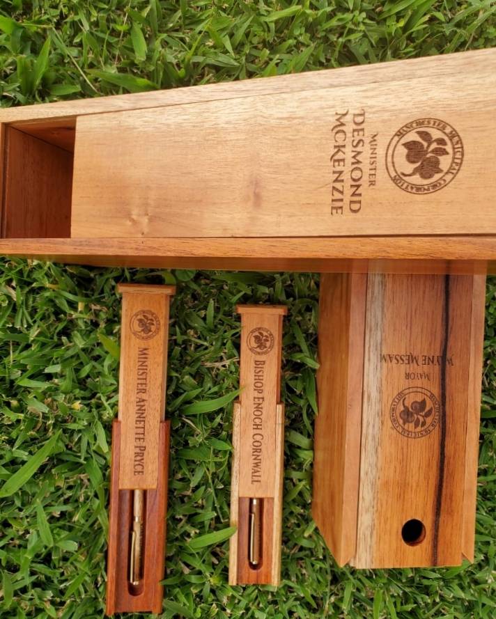 Bartley_s's tweet photo. Nothing shows appreciation more than a customized gift. With Bartley's we are guaranteed to deliver. 

#Wooden #Winebox #Engraving #Custom #Quality #BAIW #Woodlove #Woodart #Jamaicanmade #Support #Shopsmall https://t.co/EVol5QGoWy