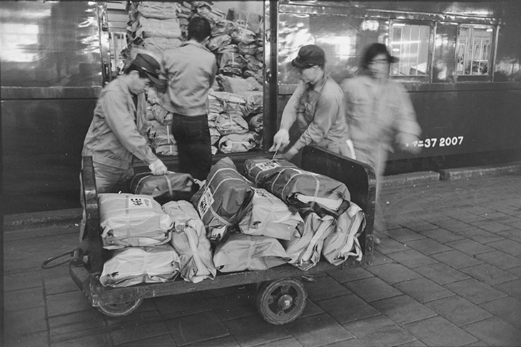 グラフィック社 編集部 国際部 年にお届けした本106冊目 108冊 国鉄 上野駅24時間記 荒川好夫 著 1970年代の上野駅 午前4時前に正面口のシャッターが開くところから 一番列車 行商の人々 駅長の会議 終電後 など 駅の表側から裏側