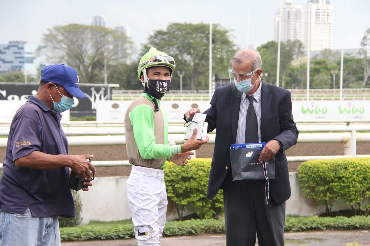 LaRecta507's tweet photo. Especial Tamaras, en gran demostración pistera con la guía del jinete José Morelos, se anexan el Clásico Franklin Chalmers, el pasado miércoles 30 de diciembre en el Hipódromo Presidente Remón. Foto: @monroevsky #Panamá #Hípica #LaRecta507 #HipódromoPresidenteRemón https://t.co/jY7uyz3miP
