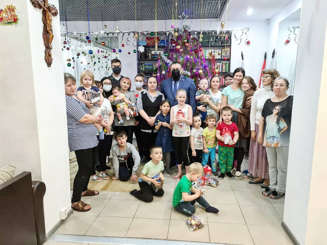 Не ждите новогоднего настроения, создавайте его сами! В этом году нашей команде во главе с депутатом Анатолием Рагимовым <a href="/ragimov063/">Анатолий Рагимов</a> удалось передать подарки более 60 детям Самарского района🙏 
 «Миссия Деда Мороза» в таком непростом 2020-ом году выполнена.
С наступающим, друзья!