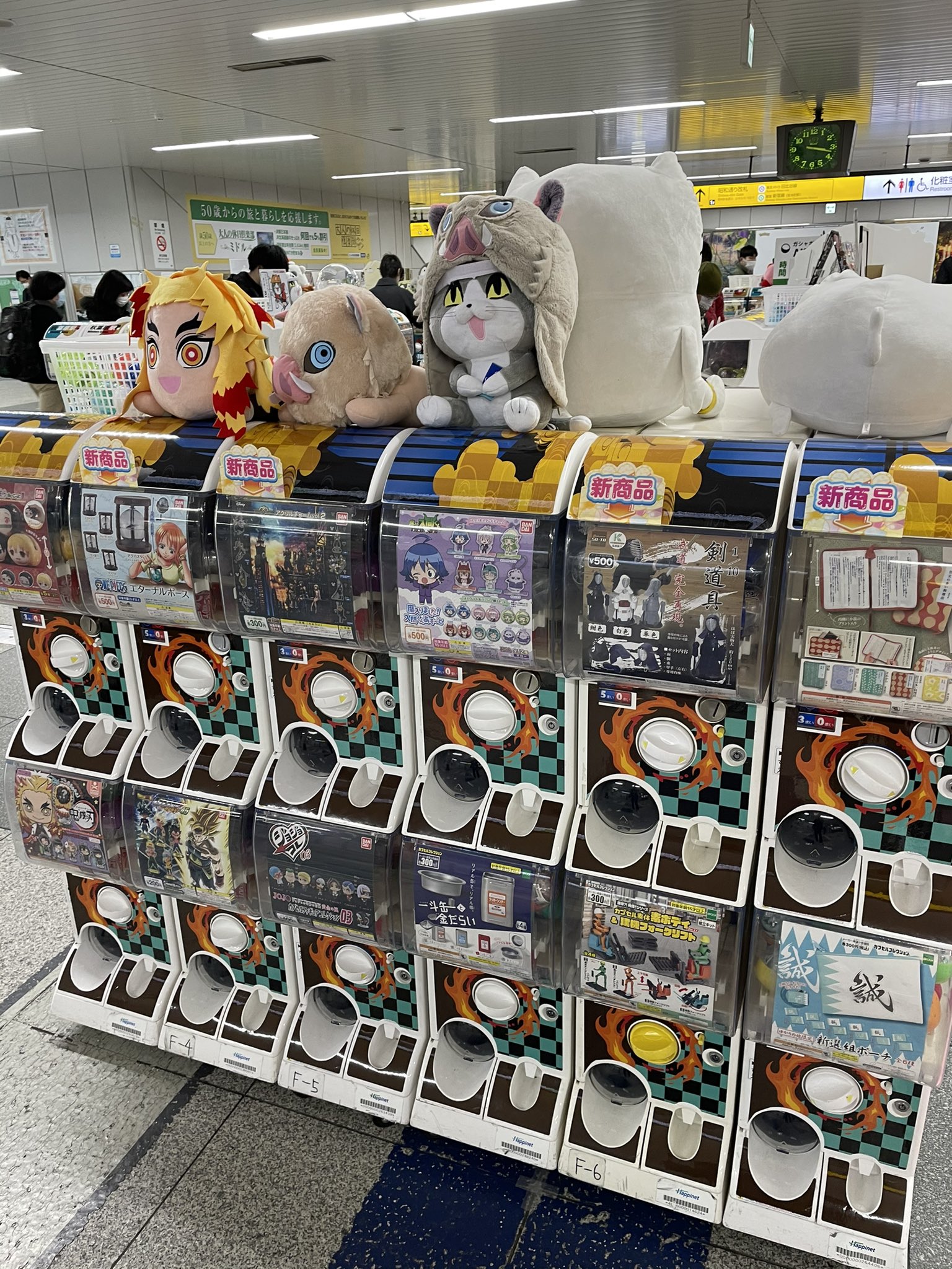 魔入りました 入間くん 公式 ふと秋葉原駅のガシャポンに目をやると そこには見慣れた入間くんのグッズが 初めての体験だったので たいへん感動しました 担当 １年の締めくくりに素敵な出会いがありました 皆様もどうぞ良いお年を