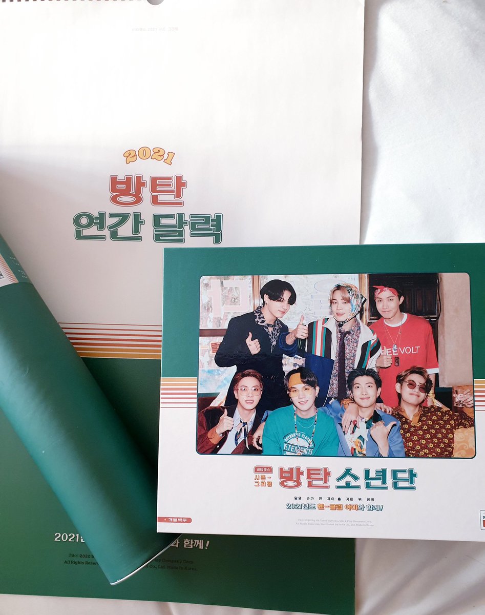 good_PJM's tweet photo. 2020년 모두 너무너무 수고많으셨어요 2021년 소원하는 모든 일 다 이루시는 한해 되시길 바라요 새해 복 많이많이 받으세요 다 구매하셨겠지만 시즌그리팅 달력과 함께 보내드릴께요  (포카땜에 한번 열어봤어요)

🌸알티해주심 1월 2일 한분 추첨할께요 
🌸함께 해주셔서 넘 고맙습니다
#소소한_이벤 https://t.co/lShUAare8s