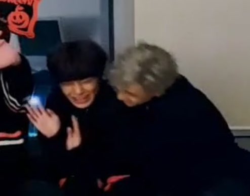 fluffshyunie's tweet photo. jeongin face whenever chan tries to hug him sends https://t.co/qIh0bTg3Cq
