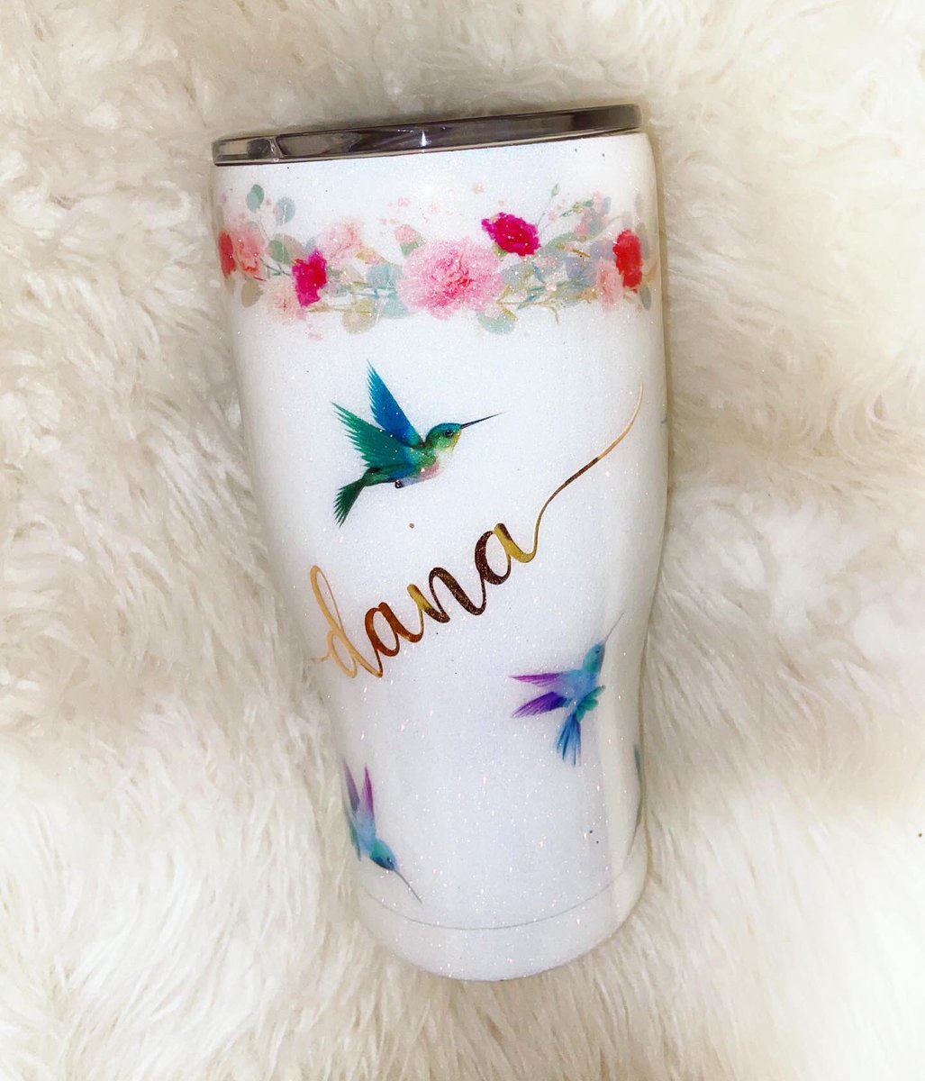 CheysCups's tweet photo. 🌺🌸

#cheyscups #tumblercups #customepoxytumblers #epoxytumblers #customcups #hummingbird #flowers https://t.co/yCmjsuMzBZ