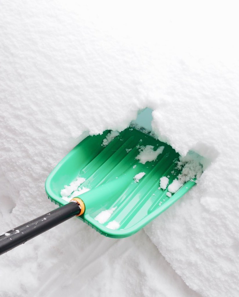 北国の人から 雪をスコップで穴掘ったところを見てごらん と言われて見ると青く光っている どういう原理 Togetter