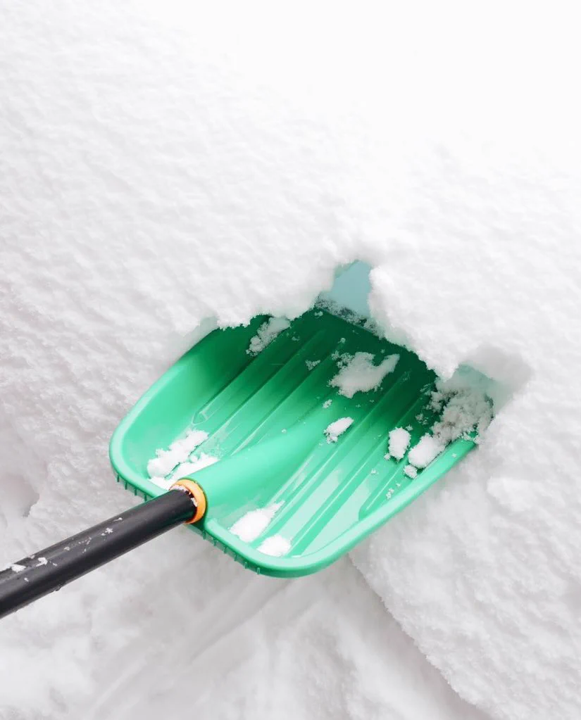 雪の中にスコップで穴を掘ったところを見ると？青く発光しているように見える！