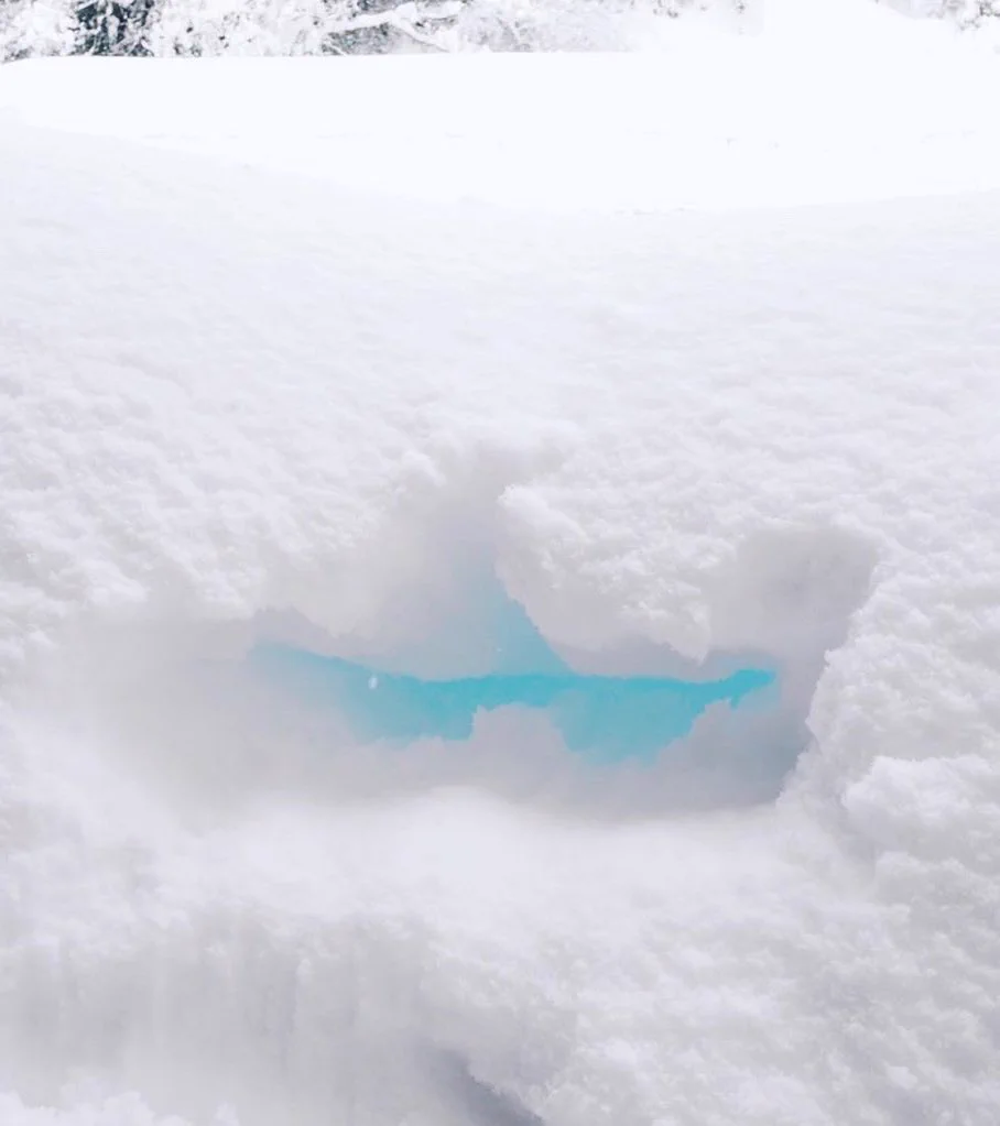 雪の中にスコップで穴を掘ったところを見ると？青く発光しているように見える！