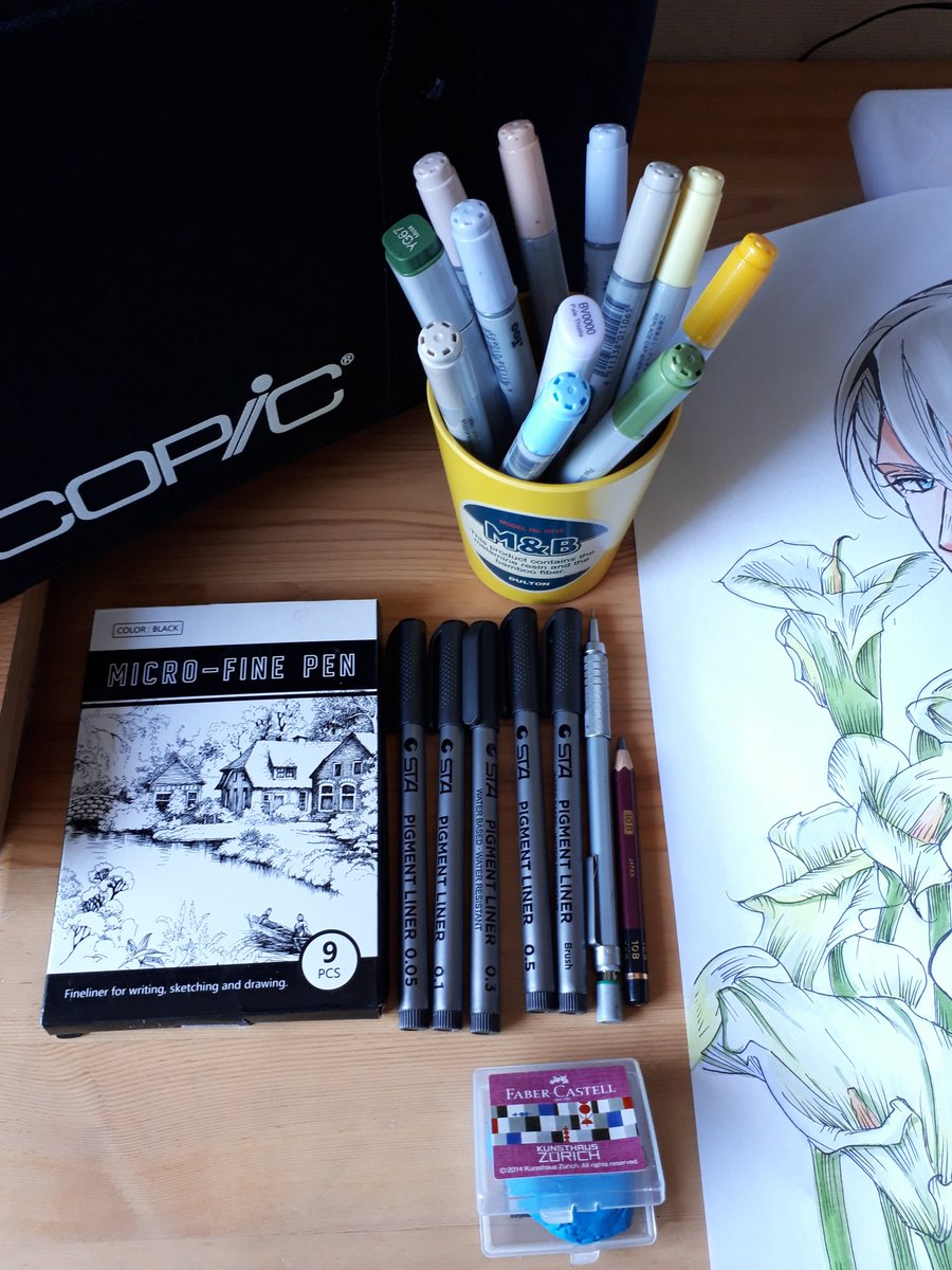 清書に必須のトレーサーはコミックマスタートレーサーLED-A3。ついこの前描いたヴィクトルのおたおめ絵の画材はA3コピー紙・ラフと下描きはシャーペン(グラフィックギア500・0.4・2B)と10B鉛筆、FABER CASTELの練り消し、主線はミリペンの0.5、髪0.3、顔の中0.1と0.05、ベタはBrush、着色はコピック✒️