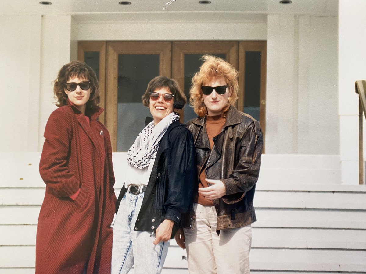  #NYE2020  #CanberraPressGallery nostalgia thread.  #KateLegge’s girl gang  @BuckleyAmanda  @smh (left) &  @margotoneill  @theage (right),  #OldParliamentHouse front steps.  #auspol 2/n