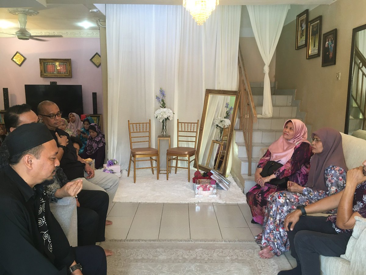 Jul - Majlis pertunangan abang ipar. Kami berpindah rumah. Raya Haji di kg.