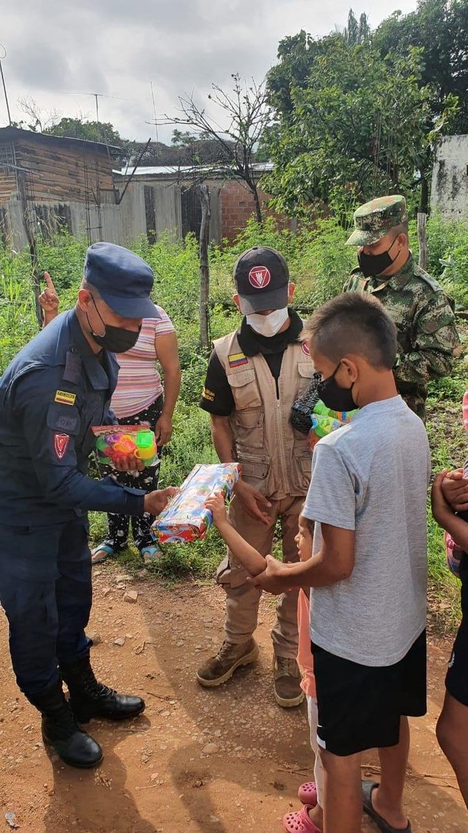 ClickTvSm's tweet photo. Soldados del #BICAI17 #BAAID5 y el #BatallonDeDesminadoHumaniarioN°2 con el equipo #FeEnColombia del @COL_EJERCITO, en estas fiestas decembrinas, llevan la navidad hasta los hogares de familias de la vereda Cortes de Chaparral #Tolima, con entrega de 295 regalos y show canino. https://t.co/ch296RRSRv