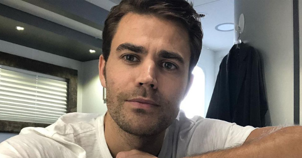 enews's tweet photo. #VampireDiaries alum Paul Wesley called out United Airlines on Twitter, asking people to boycott the company for operating crowded flights during the coronavirus pandemic. "United you treat people like trash." https://t.co/jYZuXnItxy https://t.co/d1dVv0gSsg