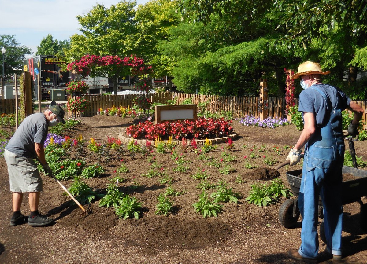 purduehortindy's tweet photo. Many thanks to the Purdue Extension Master Gardener volunteers who worked in the 2020 Indianapolis demonstration garden this year to make it a success!!! They set a record this year for the amount of produce harvested from the garden and donated: about four-fifths of a ton. https://t.co/BhUPYXitbo