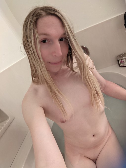 Uh oh! All out of bubbles... Come take a bath with me anyway? 🛁

#mtf #trans #transgender #nsfw #porn