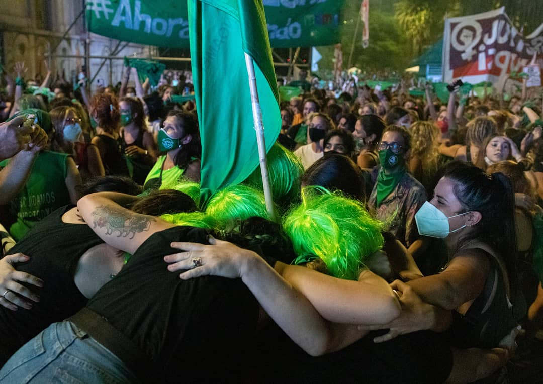 RocioCAlvarez's tweet photo. Que difícil encontrar palabras. Que difícil elegir entre tantas fotos. 
Y pienso en retrospectiva que difícil fue este año y CUANTO
laburo fue llegar hasta acá. 
En 2018 a unas cuantas se nos rompió el corazón. Y sin embargo, seguimos instistiendo.... https://t.co/tLsp2T5Dup