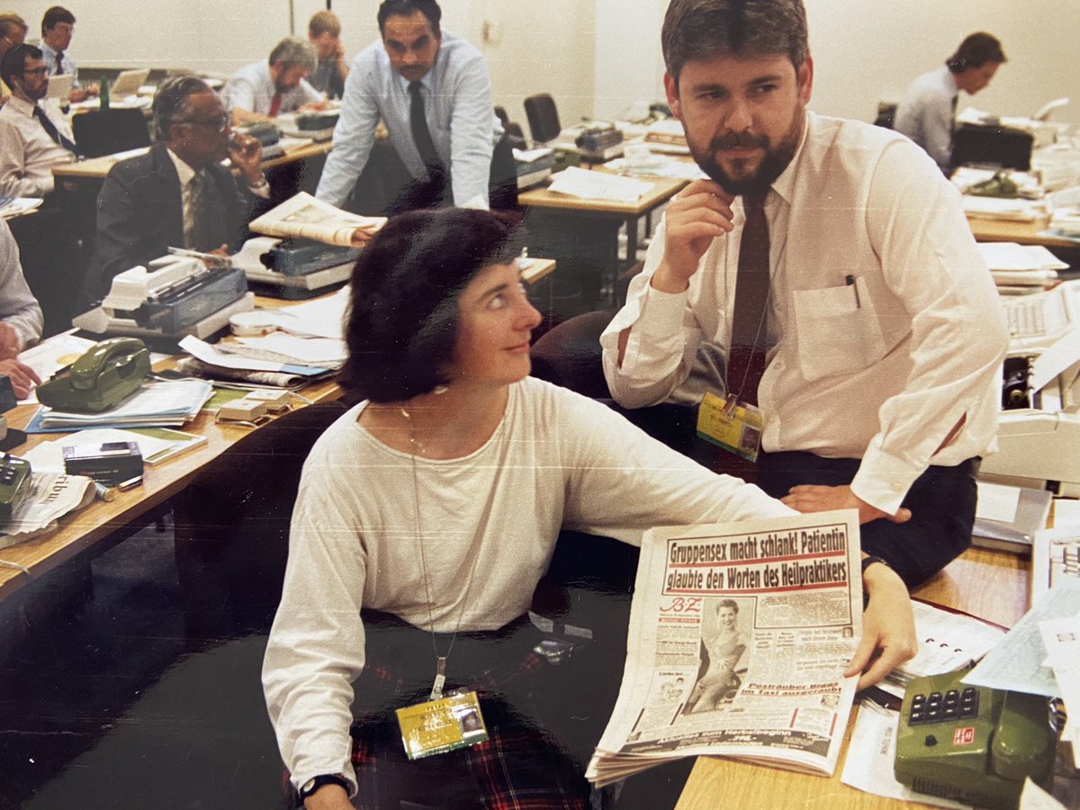  #NYE2020  #CanberraPressGallery nostalgia thread. Me &  #SteveBurrell  @FinancialReview in the media room at the  #IMF/ #WorldBank meeting, Berlin 1988. Steve was on the  #PJK drip. The rest of us had to earn our living. Here taking 5 to read  @BILD, quite an education.  #auspol 6/n