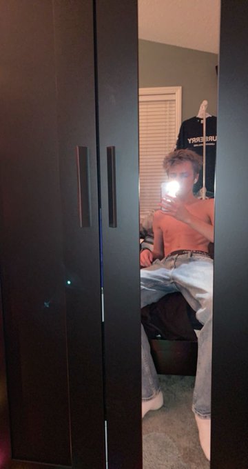 1 pic. RT if u wanna feel my body... and maybe a bit more ;) https://t.co/9WLLP3FaB0