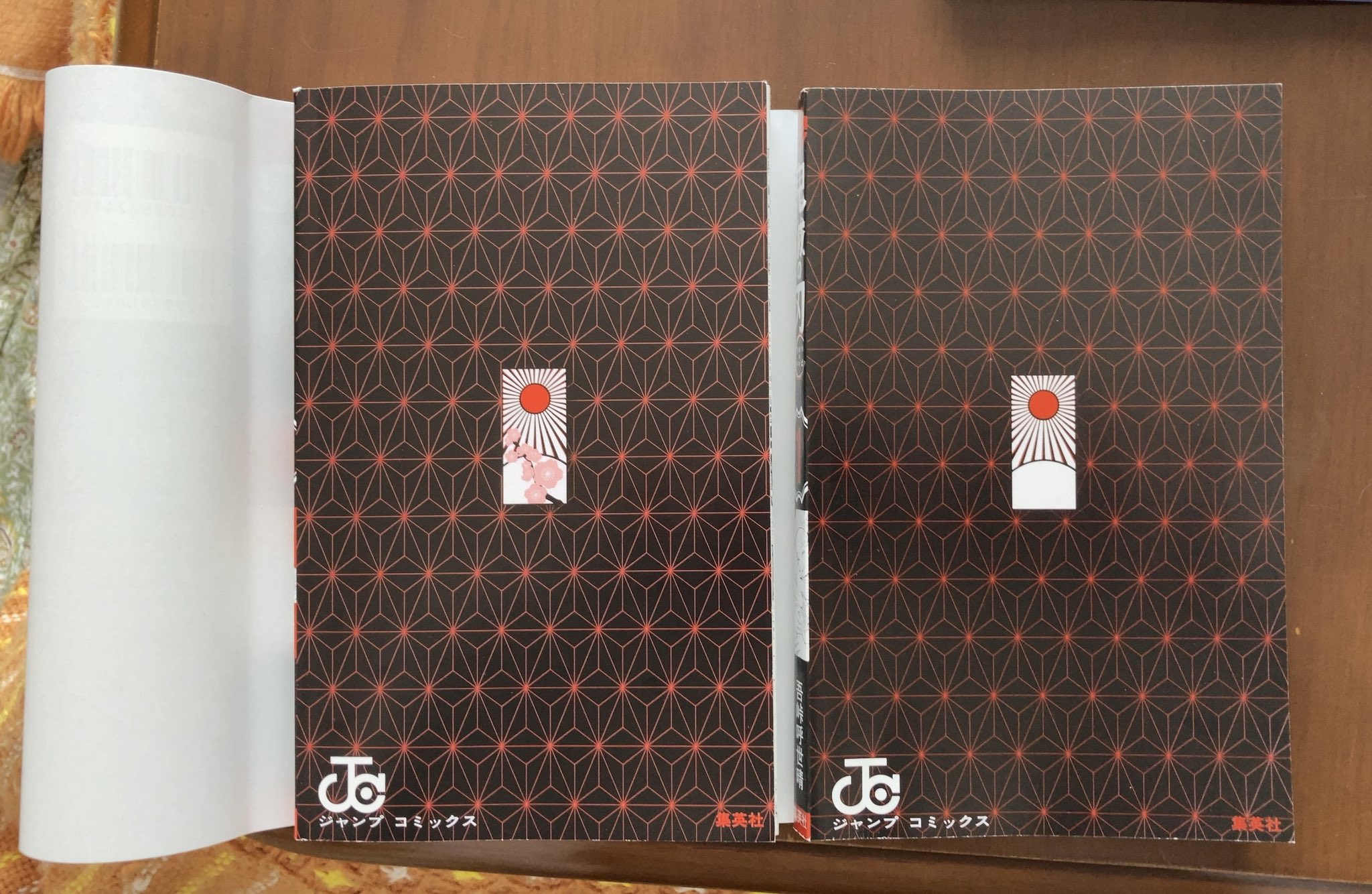 あーむ ホントだ 1巻の裏表紙は普通に花札の耳飾りだけど23巻の裏表紙は耳飾りに桜が描かれている 冬から始まって春で終わってるのね 鬼滅の刃 T Co Zrhhqcnma6 Twitter