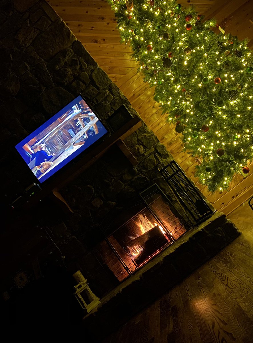 coacheverett2's tweet photo. But I donβt want to take it down π’ #FireAllDay #TreeAllYear #HomeAlone https://t.co/kjQSUENRll