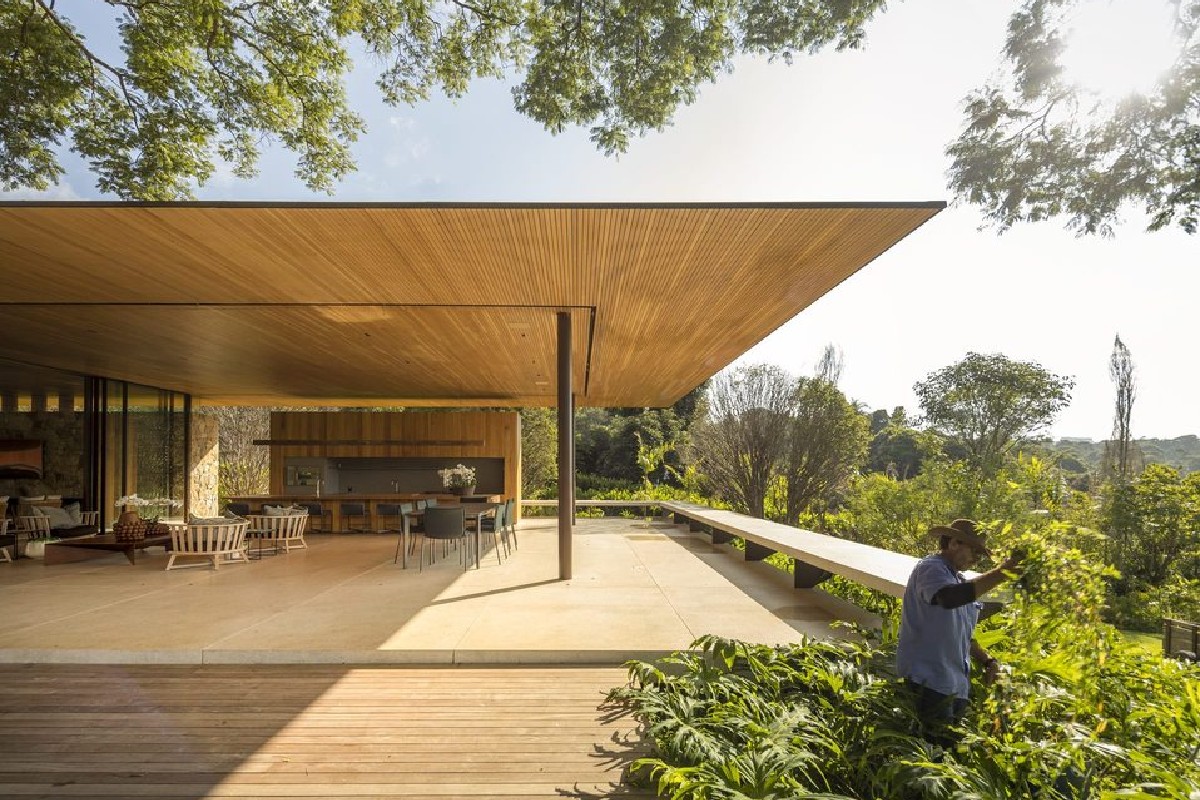 marcwhipple's tweet photo. A vacation house designed around the native trees and water views, in #Brazil. #HouseoftheDay by Jacobsen Arquitetura https://t.co/Lo1wMl8GI5 https://t.co/TffGKkh8g8