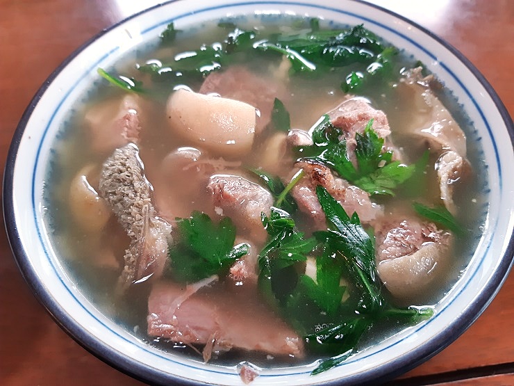 okinawayagijoho's tweet photo. 🍲ヒージャー食べ歩き🍴
八重瀬町仲座にある『仲地山羊料理店』
2020年の食べ納めで昨日30日に訪問😍
銘店の🐐山羊汁🍲1,500円
裏メニューのサービスあり
この界隈では間違いなくNo.1💯

#山羊汁 #ヒージャー #ひーじゃー #山羊 #やぎ #仲地山羊料理店 #ヒージャー食べ歩き https://t.co/YYRN9w7Peo