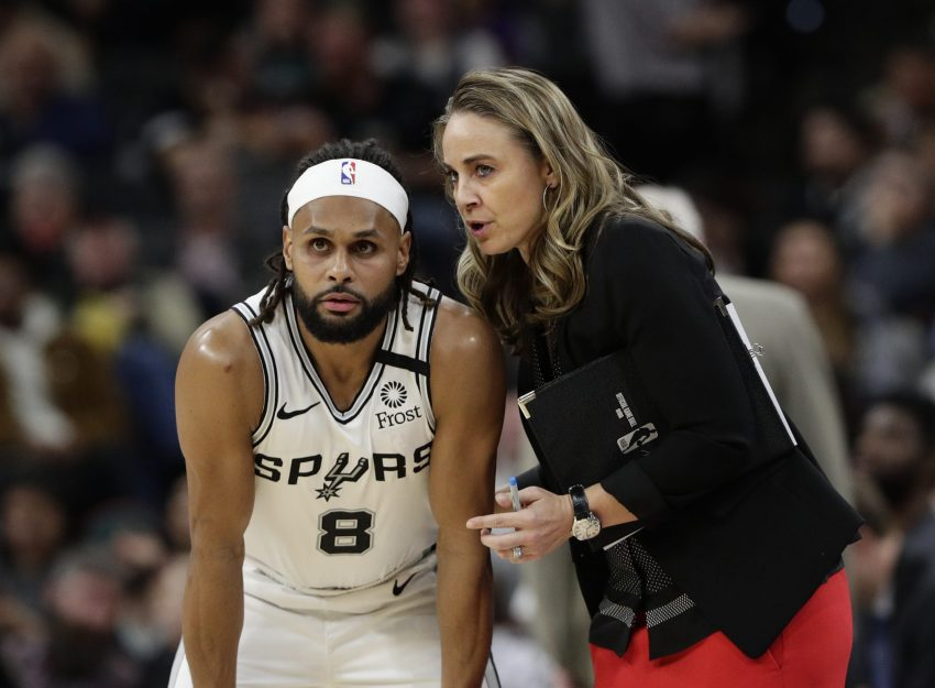 ElMundoNBA's tweet photo. Becky Hammon se convierte en la primera entrenadora jefe en un partido de temporada regular de la NBA. Dirigiendo el equipo de los San Antonio Spurs. 
#nba #Equality #opportunities https://t.co/WEBBvbYwpX