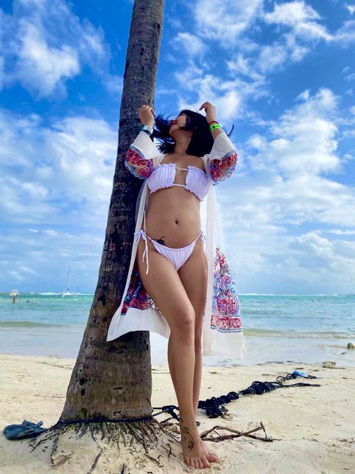 With my baby belly on the beach 💖 🙈 #akumal https://t.co/JnvOcSzSxk<a href="/tag/akumal"class="tags">#akumal</a>