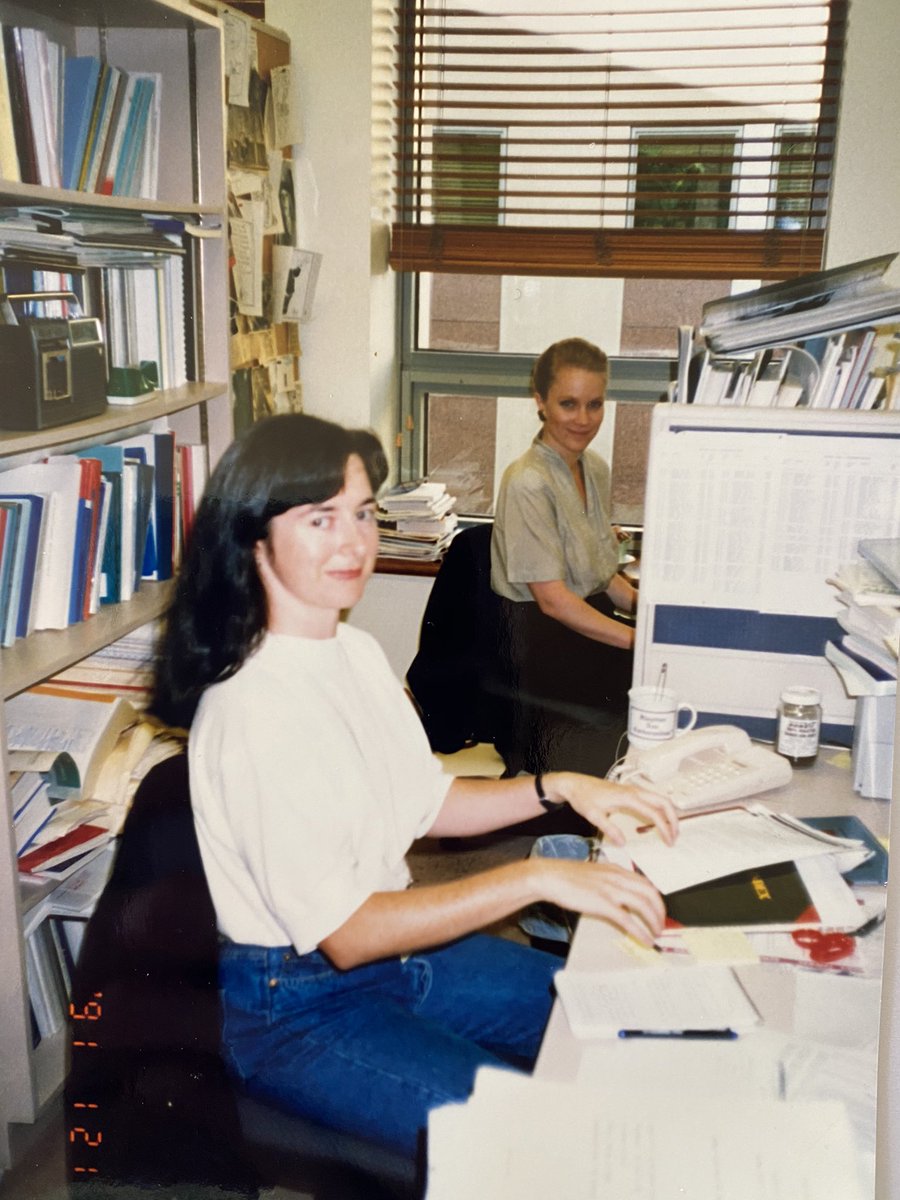  #NYE2020  #CanberraPressGallery nostalgia thread. Coq au vin in Paris one minute, a battery hen desk in  #NewsLtd’s  #CBR Bureau the next: here with  @latingle  @australian 1990. Happy 2021 & all best to media here & abroad doing one of democracy’s most important jobs!  #auspol 10/10