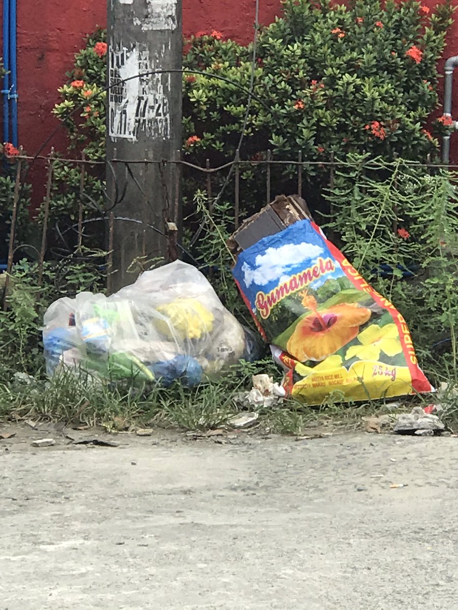 bart_mma's tweet photo. @rex_gatchalian Eto po may basura pa. Yung dumating po kanina lang, yun po yung nag abot ng sobre. Tapos sabi nga po nila pang Sabado nga daw po sila. May kasama pa sila naka motor nag pipicture. https://t.co/qWNOxTVxTo