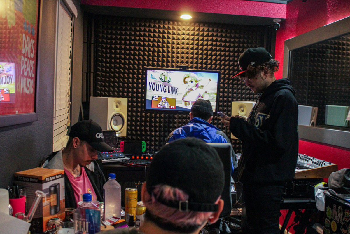 MikeZiemer's tweet photo. Alright, we are gonna give FREE studio time to one artist every week in January.

👉🏻 follow @flipaswitchstu
🔄 re-tweet this tweet
🔗 @ reply with a link to your music

Winners picked on Jan 4, 11, 18, and 25.

May even throw in some photos / video from @DopeMoneyViews 👀 https://t.co/fdQsObiGbr