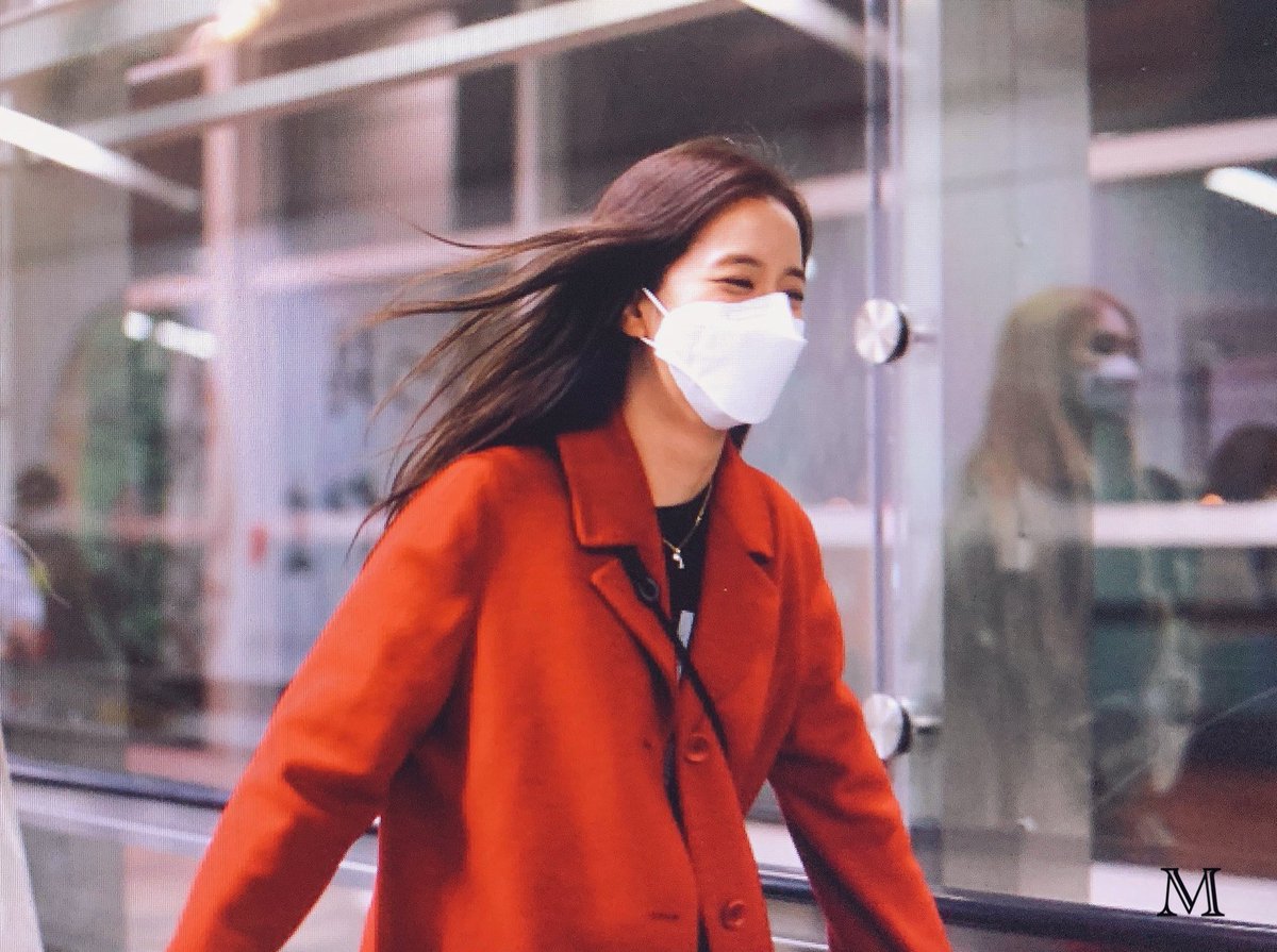 Jisoo’s running after Jennie at airport 