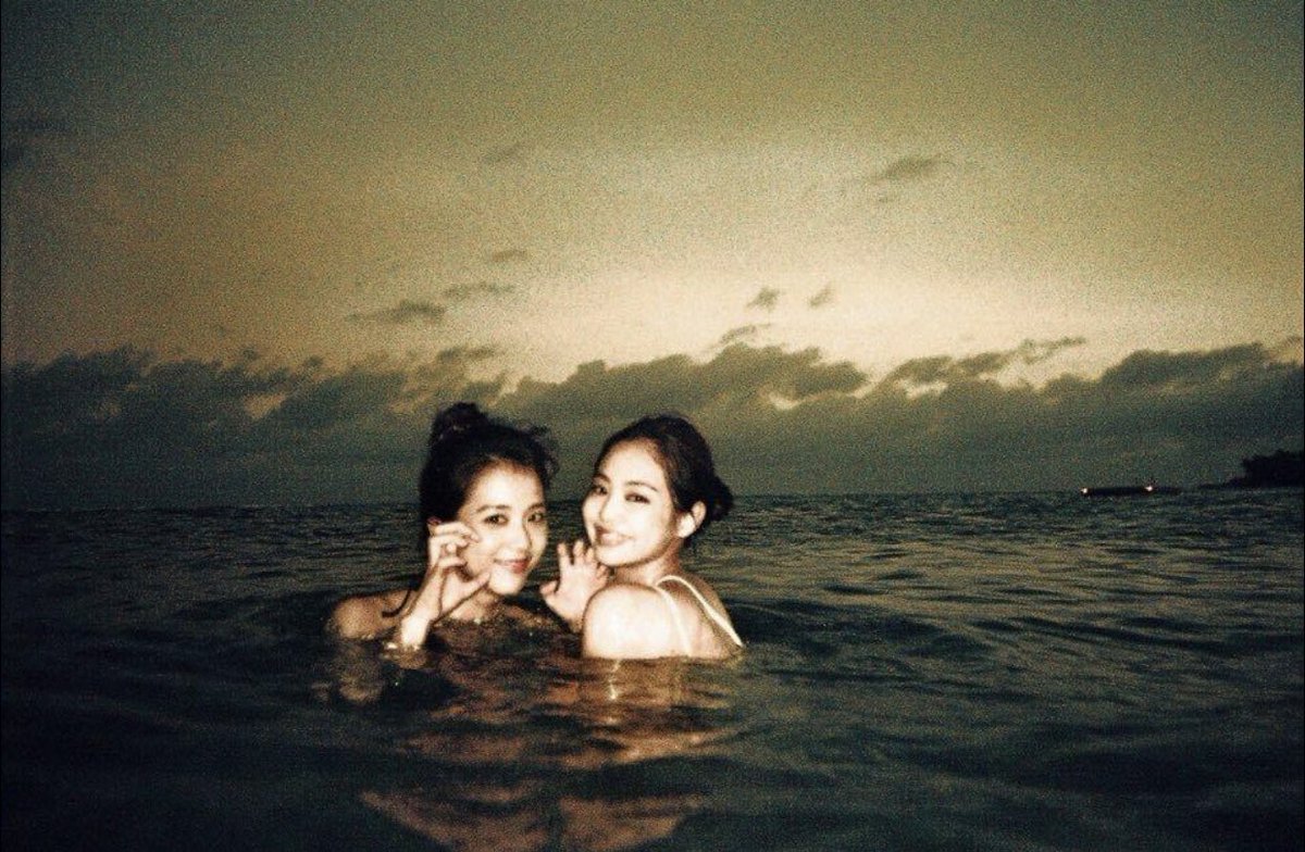 when jisoo posted this pic in vapp 