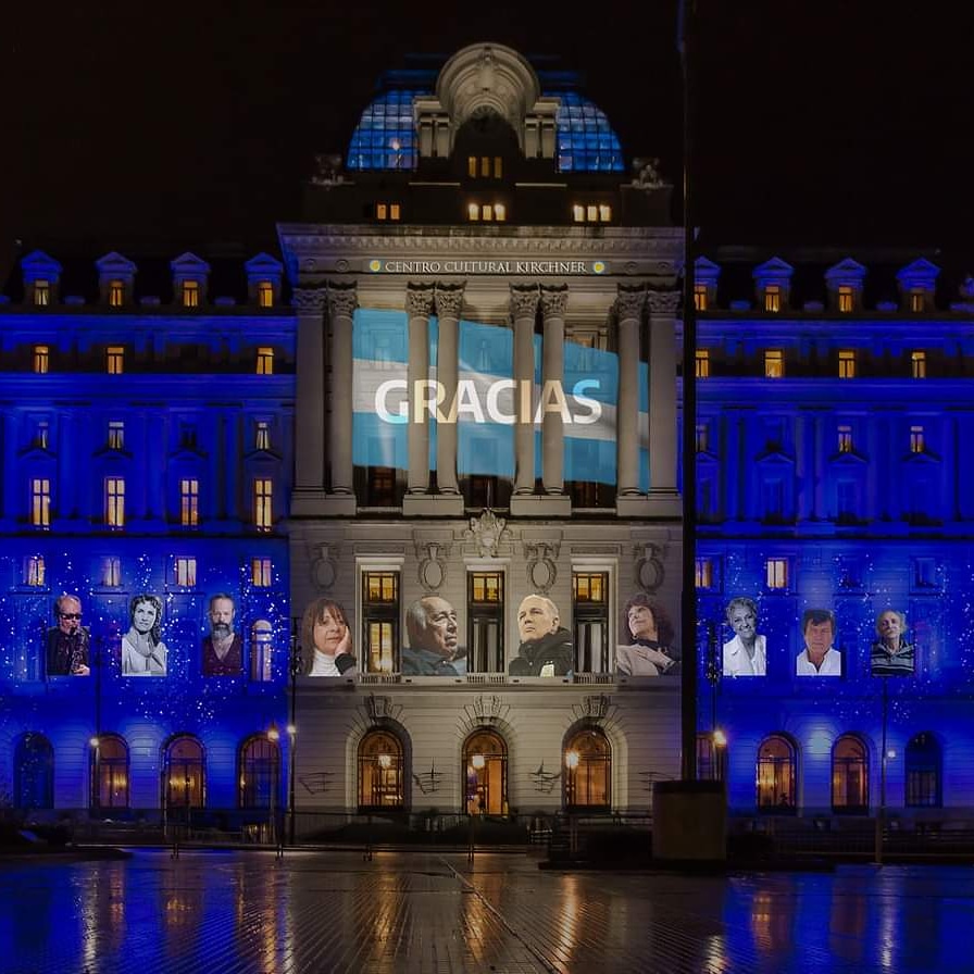 Y ahí, mí padre siendo recordado en el gran @elcckirchner junto a  grandes artistas que también partieron este año...Un año tan difícil para tantos...
Hermoso homenaje!!! Así iluminados!!! 
Gracias 🙏