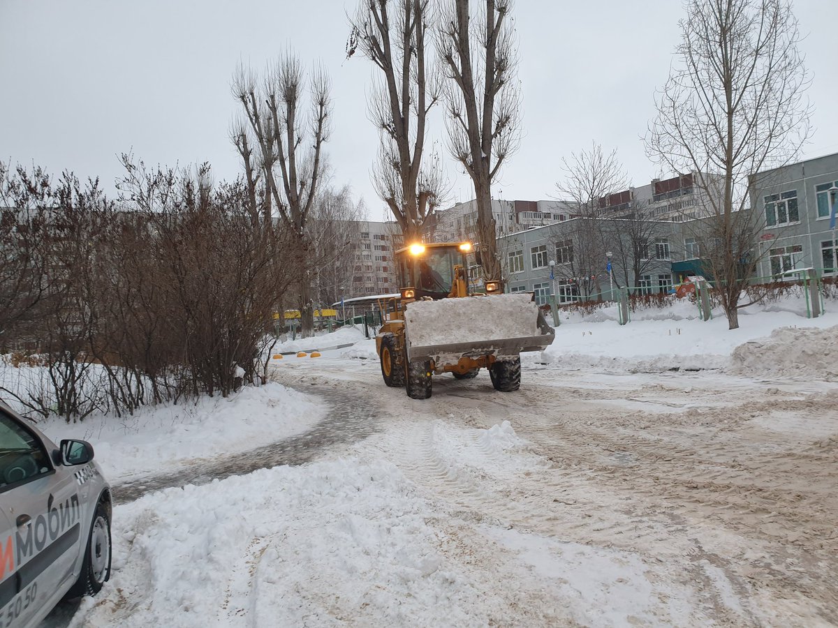 Уборка снега ул. Карбышева 32