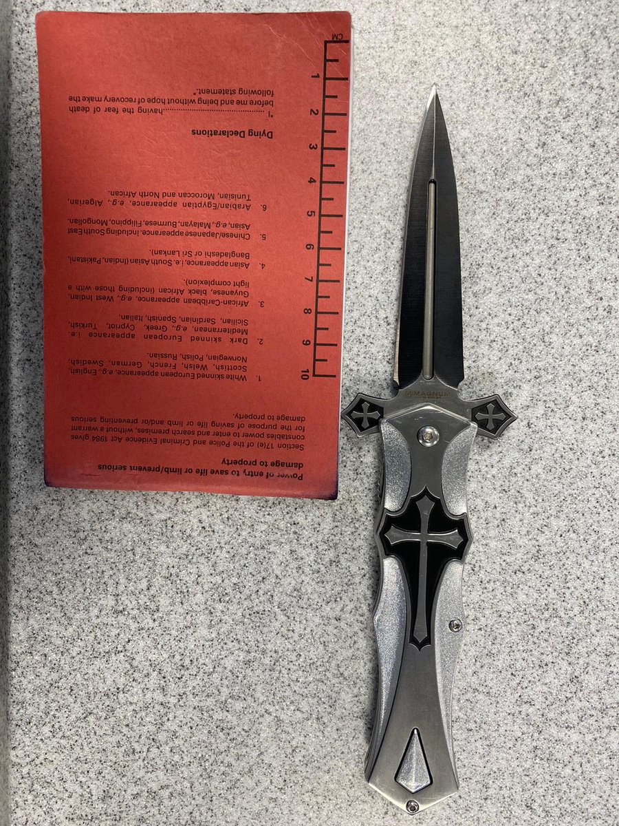 MetTaskforce's tweet photo. Officers from U44 were on patrol in Notting Hill @MPSKenChel #AWBCU as part of Commissioners Reserve. After a stop of a vehicle, this nasty weapon and Class A drugs were recovered and one person in custody. #stopandsearchworks #TSG 4454U https://t.co/8sF7g8cxDx