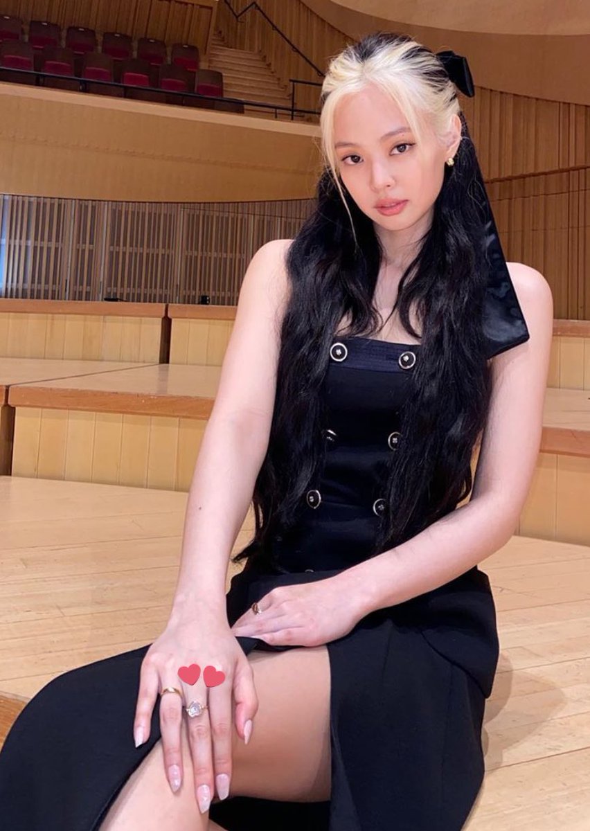 And Jennie also wore the loquet ring 