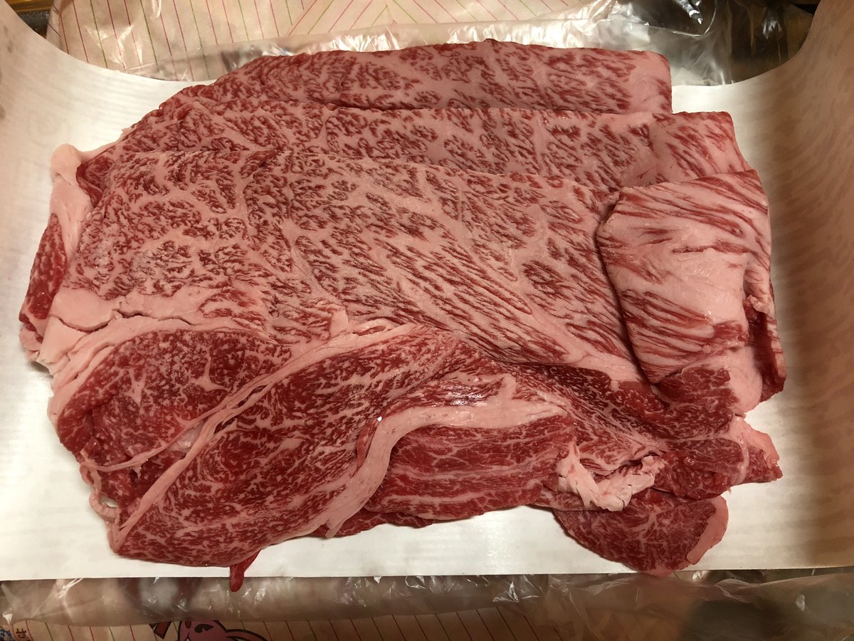 hashibook0611's tweet photo. 年末のレースのシメに宅スキ。
近所の行きつけの肉屋で黒毛和牛。

週一で通ってたら肉屋の親父とも仲良くなった。
夕方に買いに行ったら「今日は遅目だね。」と言われた。

今年は近所を沢山知れた一年。
東京は小都市の集まりだ。
派手な場所に行かずとも身近なところにも楽しいひと時はある。 https://t.co/XFc7DujInI