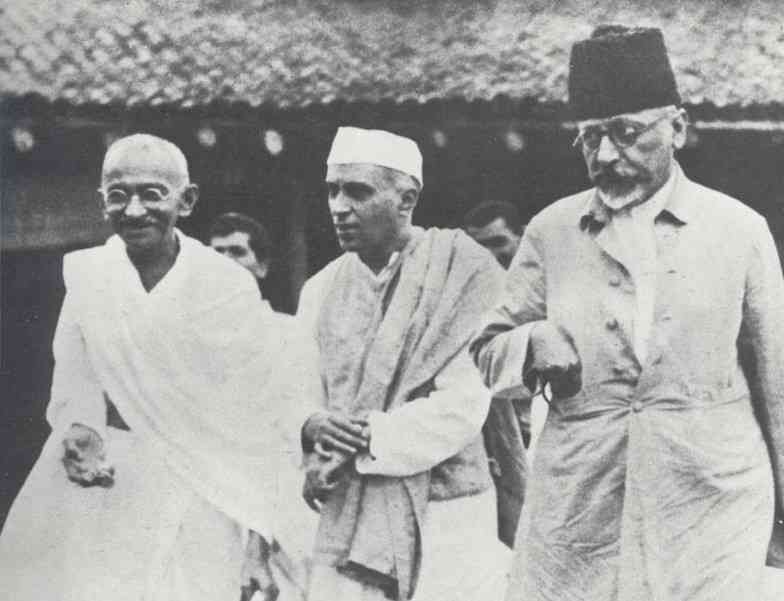 India Muslim History on Twitter: "Jawaharlal Nehru, Mahatma Gandhi and Maulana Abul Kalam Azad together in Wardha, August 1935,… "