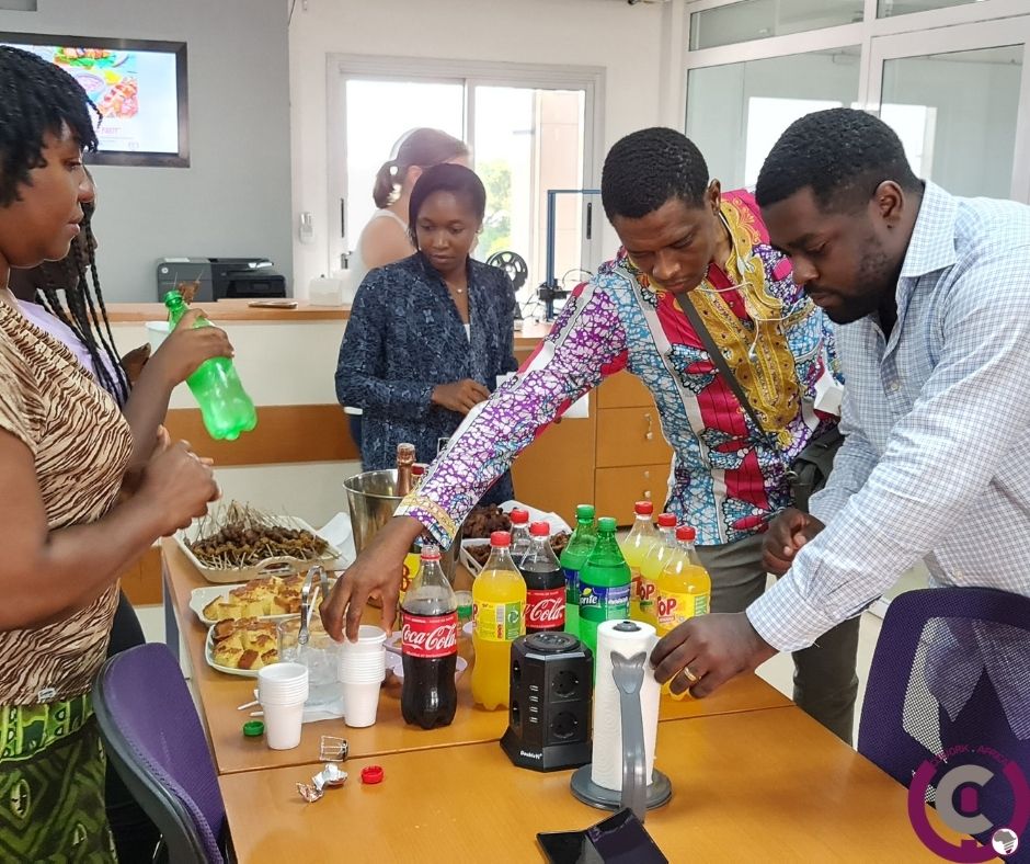 coworkafrica's tweet photo. Hello #Coworkersandfriends
Nous avons clôturé l'année en organisant un lunch entre coworkers
C'était convivial, gourmand, un pur un moment de détente
A nous revoir en 2021 pour d'autres #coworkmeeting
#Coworkafrica #coworkcommunity #douala https://t.co/RuYhkR3YY5
