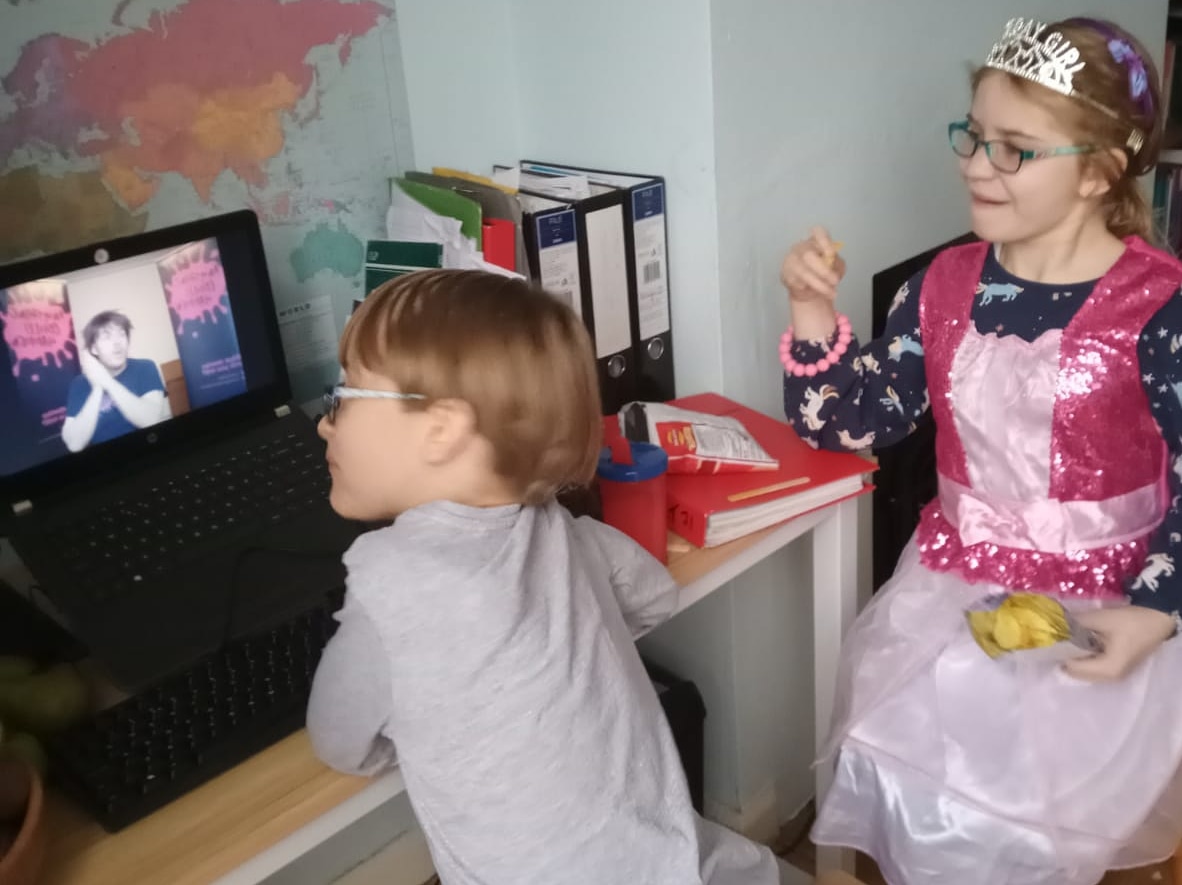 Who's up for joining our Facebook live on Sat am for some anything could happen hilarity?
We'll be using children's ideas to bring their imaginations to life and start the new year with some happy positive vibes! Who's in?
#improvisedstorytelling #kidsimagination #kidscreate