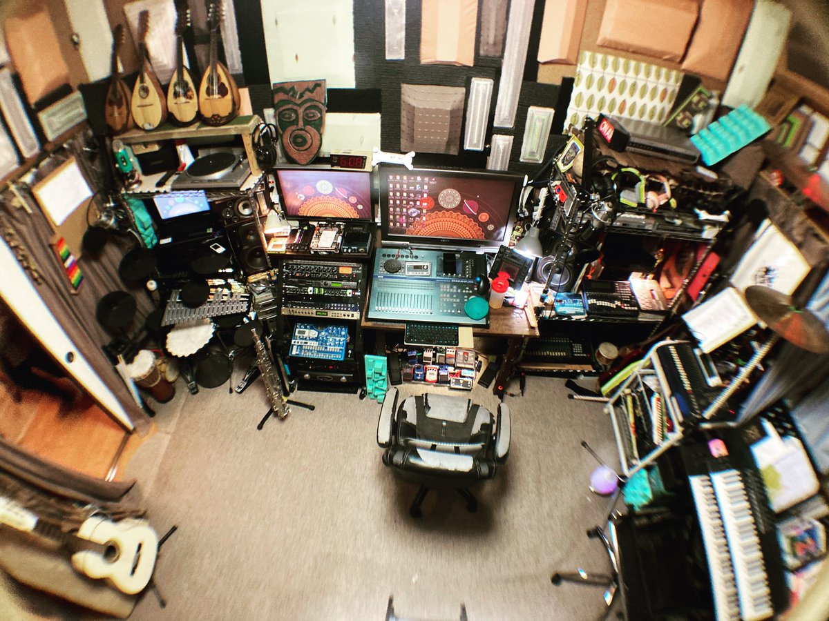 Dan_Kiko_Murray's tweet image. Studio cleaned, therefore new pic. Still figuring out places for things. Getting there. 

#homestudio #homestudios #projectstudio #recordingstudio #recordingstudios #danieljamesmurray #smallrecordingstudio #richfieldstudio