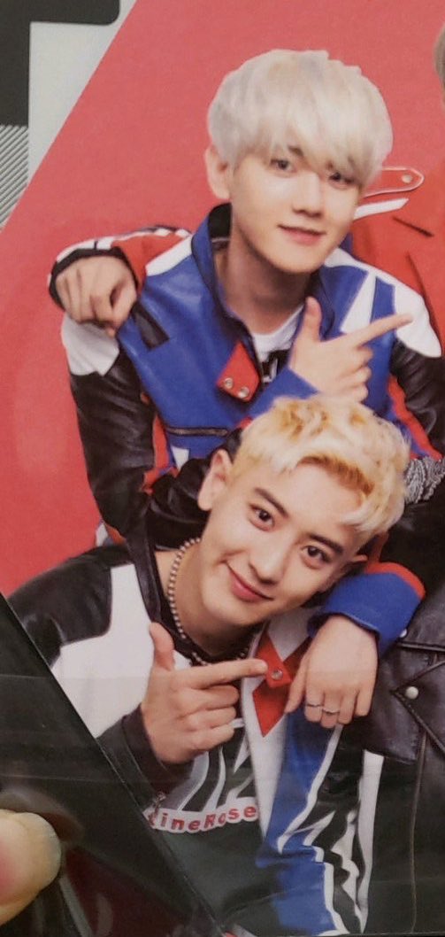 200203BH hands on CY shoulder #CHANBAEK  #찬백