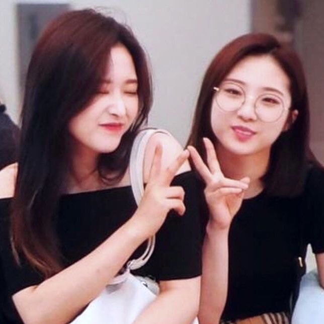 lipjoothinker's tweet image. hyejoo with haseul 💚🖤