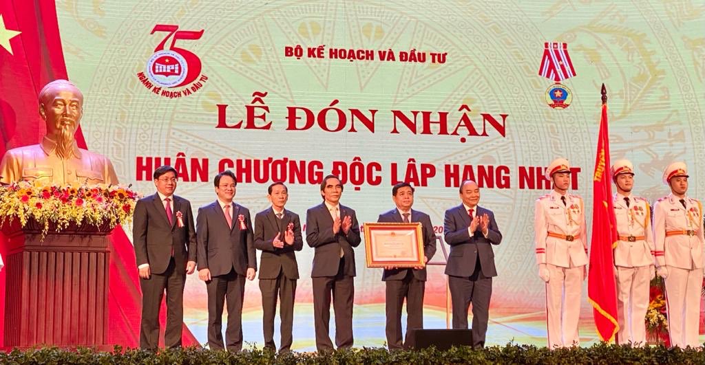 Congrats to Min. Planning &amp; Investment on 75th anni &amp; for receiving prestigious Independence Medal🥇from PM Phuc 4 MPI role in developing strategies &amp; plans guiding🇻🇳socio-economic dev <a href="/UNDP/">UN Development</a> committed to deepening partnership w MPI 4 #inclusive #sustainable #resilient dev #LNOB
