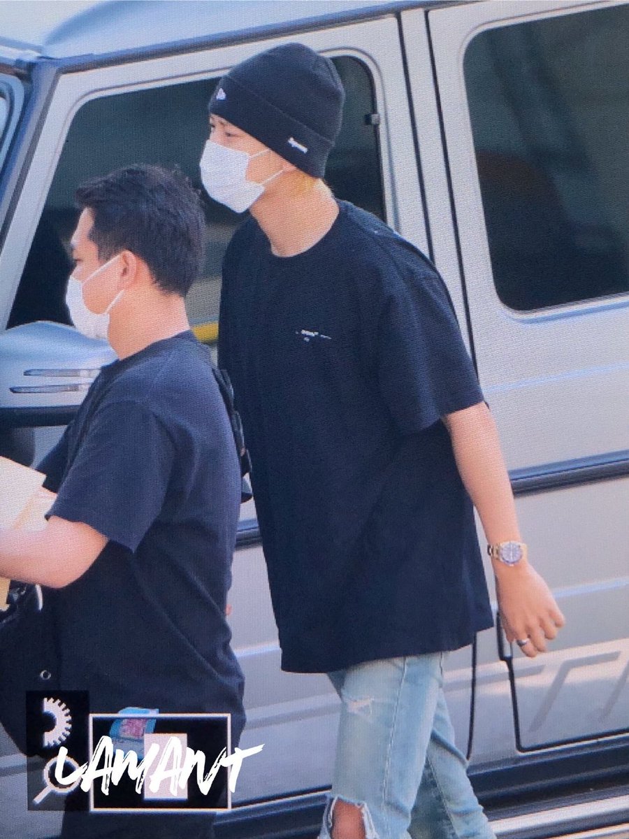 200606 CY at Inkigayo with a bouquet of pink roses...and that's for BBH... #CHANBAEK  #찬백