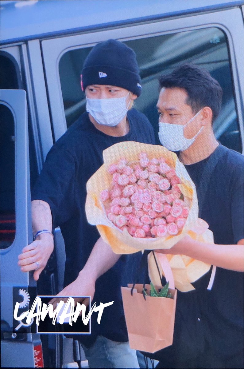 200606 CY at Inkigayo with a bouquet of pink roses...and that's for BBH... #CHANBAEK  #찬백