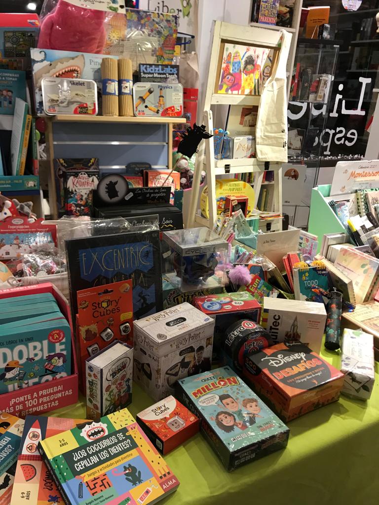 liberespacio's tweet photo. 🧐En LIBERESPACIO tenemos mucho más que libros para ti ¿Has pensado ya qué regalo vas a pedirle a los Reyes Magos?🌠 Contamos con muchas opciones diferentes y creativas #milibreriaesdebarrio #NavidadEnLiberespacio #LibreriaInfantilyJuvenil #Masquelibros #compraenpequeñocomercio https://t.co/CeuH0PhLwN